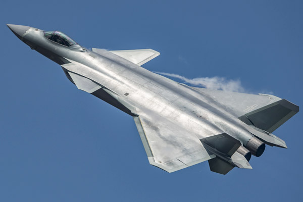 El avión chino J-20 mejora sus capacidades de combate