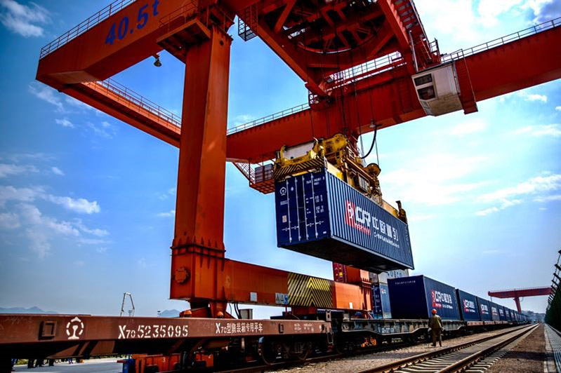 El 15 de abril de 2017, en el puerto ferroviario de la estación de tren Yiwu Este de Zhejiang, los miembros del personal cargaban los contenedores del tren China y Europa (Yiwu-Madrid). Por Shi Jiamin, Diario del Pueblo