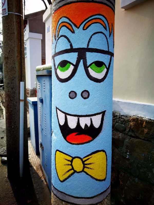 Coloridos murales urbanos embellecen la avenida Daxue Qingdao. [Foto: Xu Chongde]