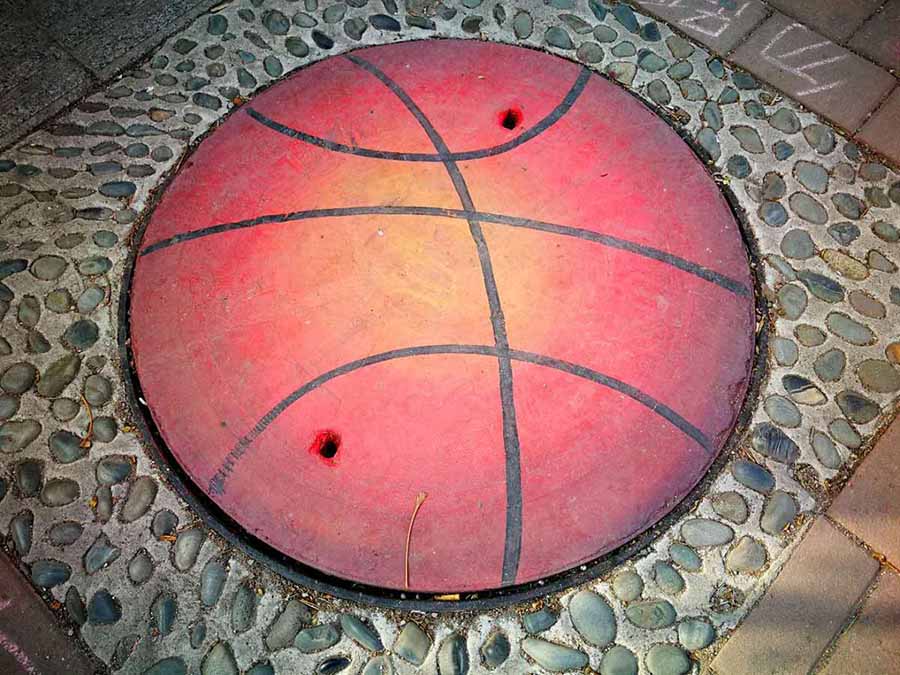 Coloridos murales urbanos embellecen la avenida Daxue Qingdao. [Foto: Xu Chongde]