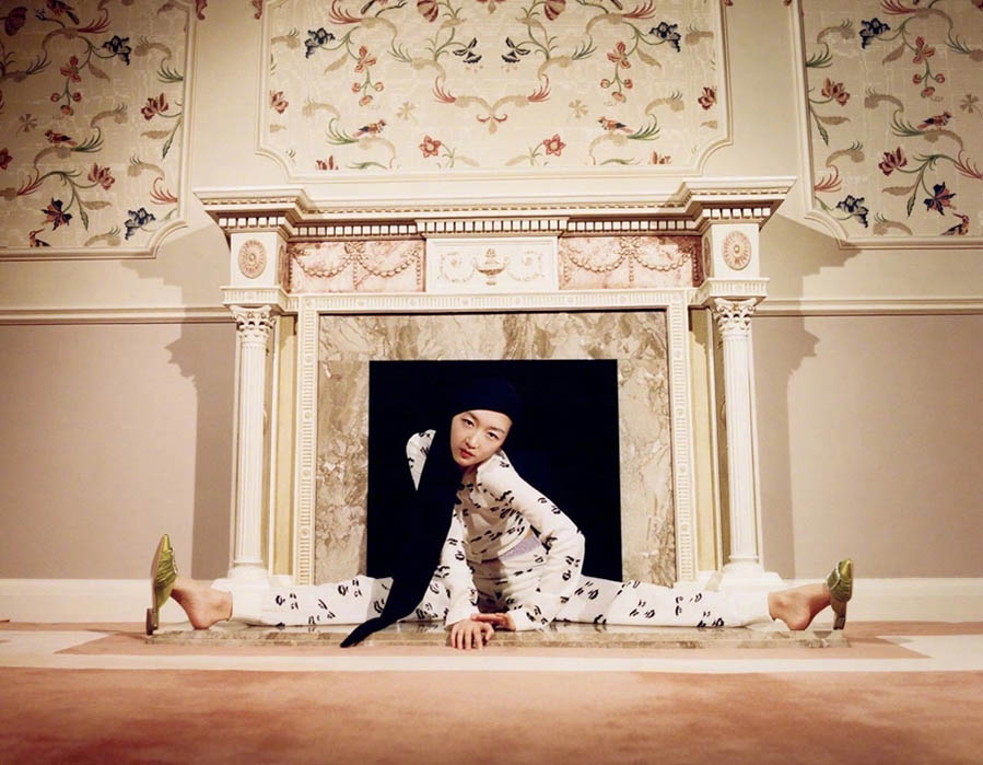 Zhou Dongyu posa para una revista de moda