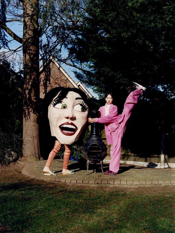 Zhou Dongyu posa para una revista de moda