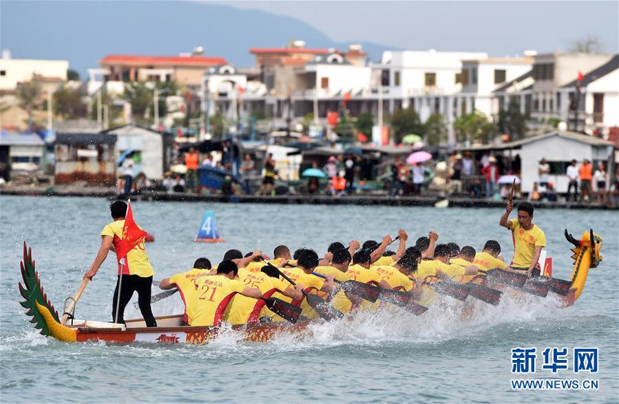 Los competidores participan en la final masculina de 200 metros durante la carrera de botes de dragón en Wanning, provincia de Hainan, sur de China, el 10 de marzo de 2016. [Foto / Xinhua]
