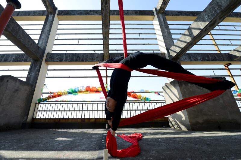 Wang Wenbin baila en el techo de un edificio en Jiaxing, provincia de Zhejiang. [Foto proporcionada a China Daily]