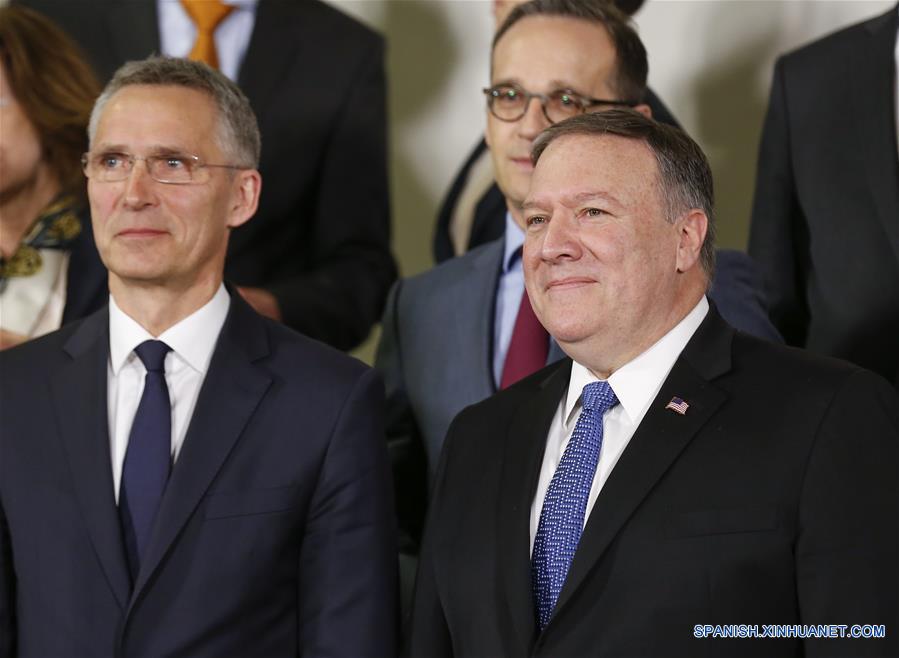 BRUSELAS, abril 27, 2018 (Xinhua) -- El secretario general de la Organización del Tratado del Atlántico Norte (OTAN), Jens Stoltenberg (i), y el secretario de Estado de Estados Unidos, Mike Pompeo (d), posan en una sesión de fotografías grupales durante la reunión de Ministros de Relaciones Exteriores de la OTAN, en la sede de la OTAN en Bruselas, Bélgica, el 27 de abril de 2018. (Xinhua/Ye Pingfan)