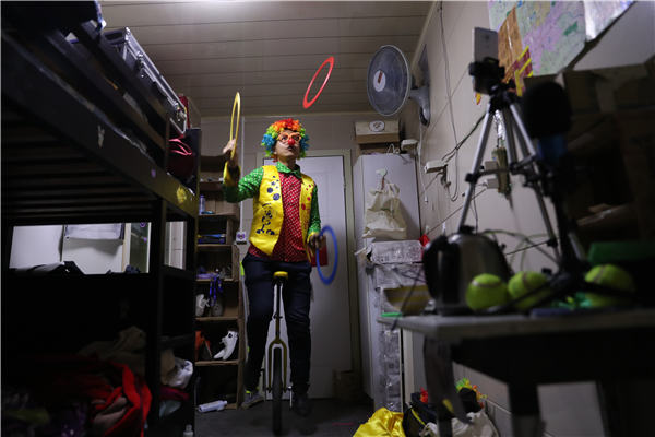 Li Kewen, un payaso profesional de 40 a?os, pasa dos horas y media al día transmitiendo en vivo, realizando piruetas, espectáculos de magia y cantando para sus seguidores. [Foto de Zou Hong / China Daily]