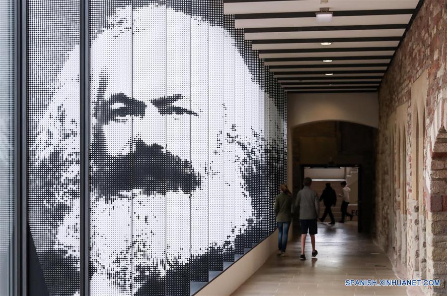 TREVERIS, mayo 3, 2018 (Xinhua) -- Vista de la entrada de la exposición "Karl Marx 1818-1883. Vida. Obra. Tiempo.", en el City Museum Simeonstift de Tréveris, en Tréveris, Alemania, el 3 de mayo de 2018. La exposición estatal "Karl Marx 1818-1883. Vida. Obra. Tiempo." se llevará a cabo de 5 de mayo al 21 de octubre en el Museo Regional Renano Tréveris y el City Museum Simeonstift de Tréveris. (Xinhua/Shan Yuqi)