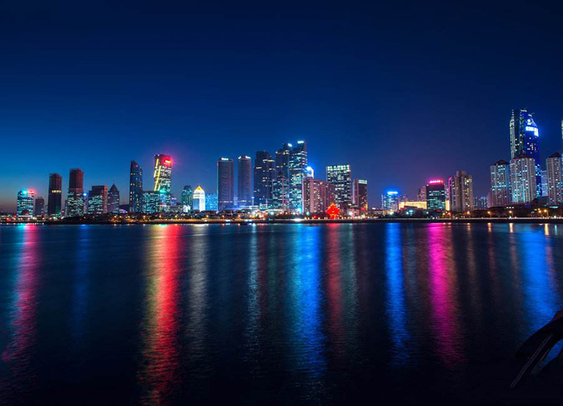 Una vista nocturna de la ciudad de Qingdao, provincia de Shandong. 