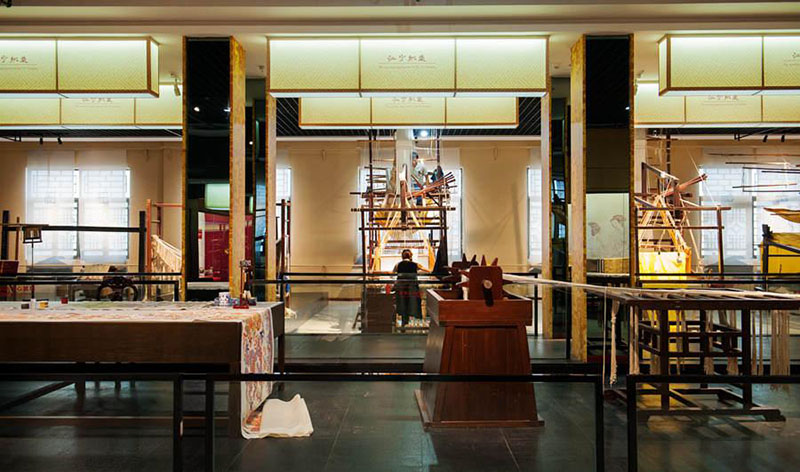 Dos trabajadores operan un telar para crear el brocado yunjin el 21 de mayo de 2018. (Foto cedida a chinadaily.com.cn)