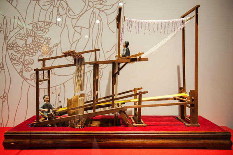Un modelo de trabajadores en la antigüedad haciendo el brocado yunjin en un telar. (Foto cedida a chinadaily.com.cn)