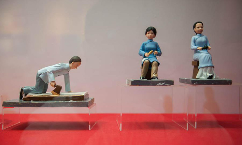 Las figurillas muestran a gente en la antigüedad haciendo el brocado yunjin. (Foto cedida a chinadaily.com.cn)