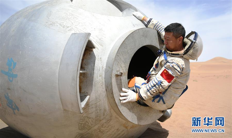 Astronautas chinos completan entrenamiento de supervivencia en desierto