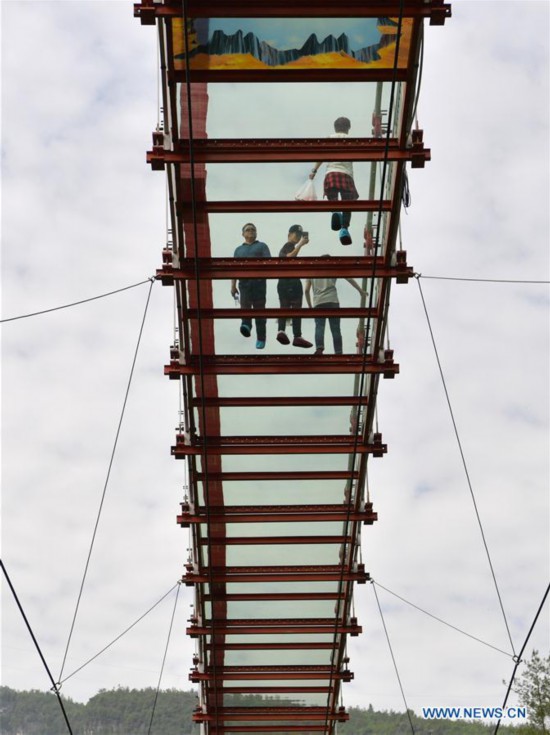 La gente camina en el puente con fondo de vidrio
