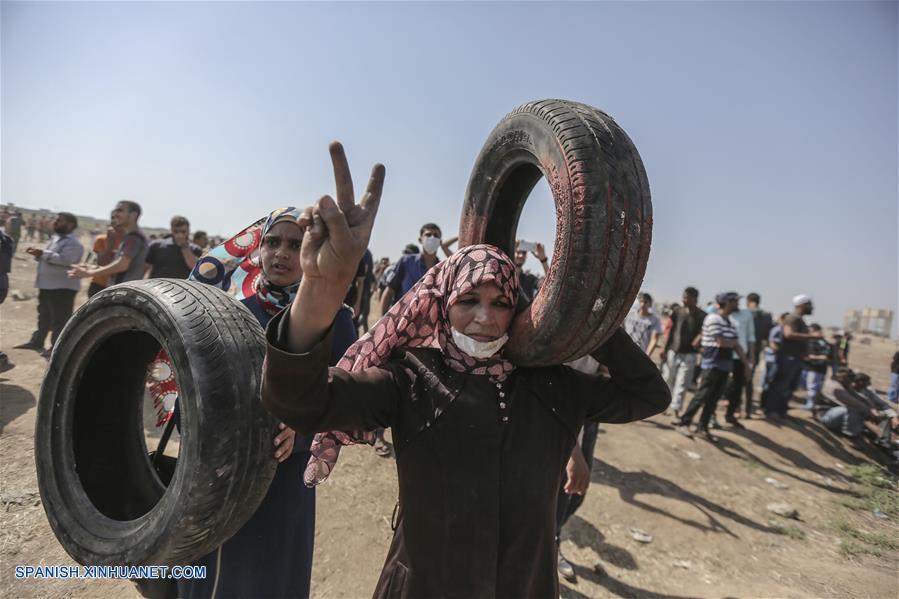 GAZA, junio 8, 2018 (Xinhua) -- Mujeres palestinas participan en una protesta en la frontera entre Gaza e Israel, en el este de la Ciudad de Gaza, el 8 de junio de 2018. Al menos cuatro manifestantes palestinos murieron y 618 resultaron heridos por soldados israelíes durante los enfrentamientos ocurridos el viernes cerca de la frontera Israel-Gaza, dijeron fuentes palestinas. (Xinhua/Wissam Nassar)
