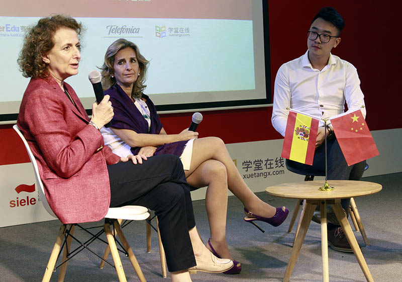 La Sra. Gisela Conde, consejera de educación de la Embajada de Espa?a en China, Sra. Carolina Jeux, directora general de Telefónica Educación Digital y el Sr. Botan Ren, director del Instituto Seredu de Espa?ol, ofrecieron un panel durante la entrega de la acreditación SIELE al Instituto Seredu de Espa?ol. Beijing, 12 de junio del 2018. (Foto: YAC)