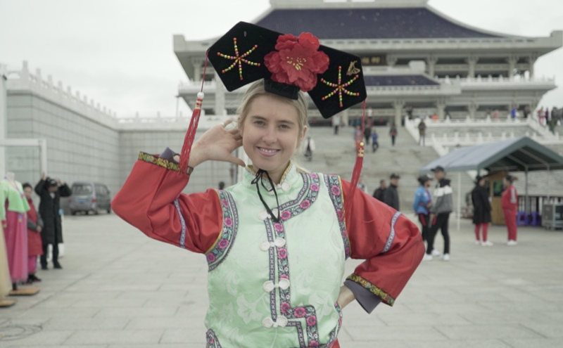 Amy Lyons viste el traje tradicional manchú