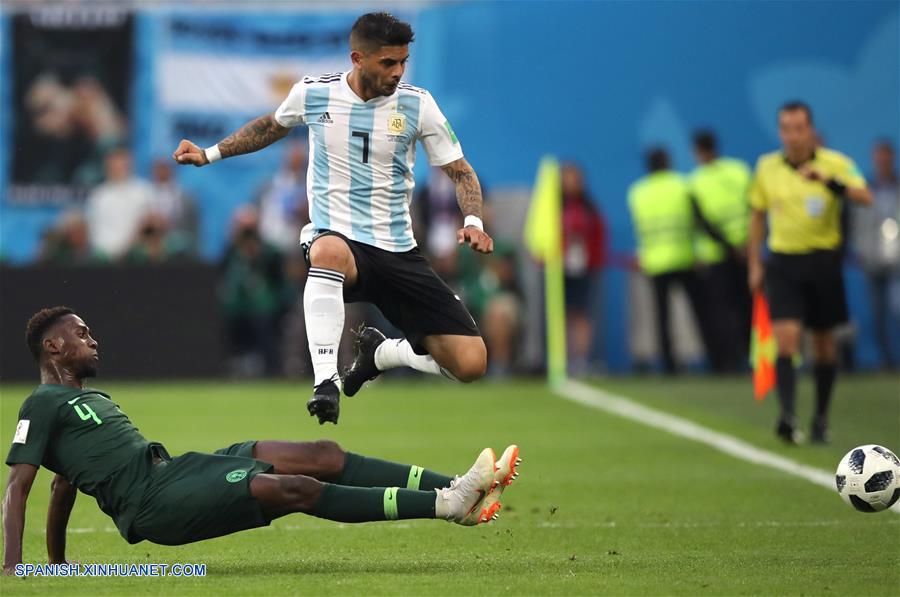 SAN PETERSBURGO, junio 26, 2018 (Xinhua) -- El jugador Wilfred Ndidi (abajo), de Nigeria, disputa el balón con Ever Banega (d) de Argentina, durante el partido del Grupo D de la Copa Mundial de la FIFA Rusia 2018, en San Petersburgo, Rusia, el 26 de junio de 2018. (Xinhua/Wu Zhuang)
