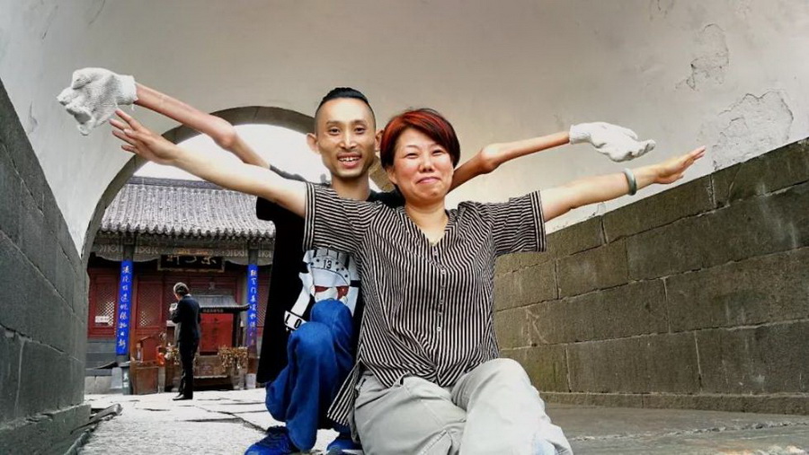 Joven chino que padece esclerosis lateral amiotrófica conquista el Monte Tai