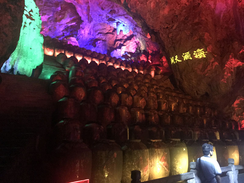 El licor chino de Hechi impulsa la economía local a la vez que contribuye al alivio de la pobreza