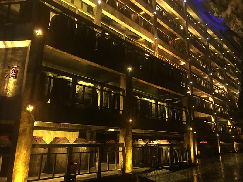 El licor chino de Hechi impulsa la economía local a la vez que contribuye al alivio de la pobreza