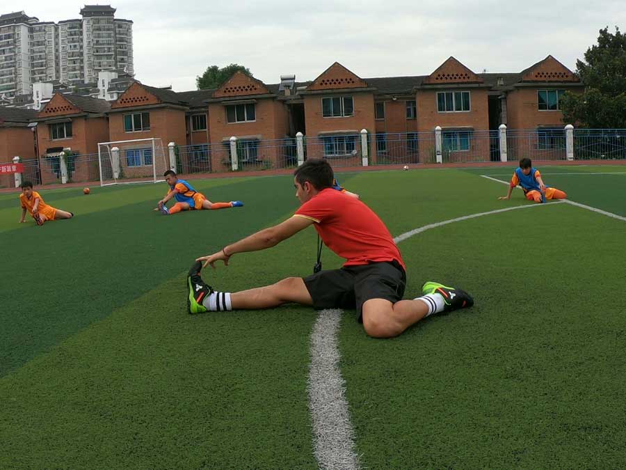 El entrenador chileno Piri estrena a ni?os chinos en la escuela Zhenghua en la ciudad de Kaili, suroeste de China.