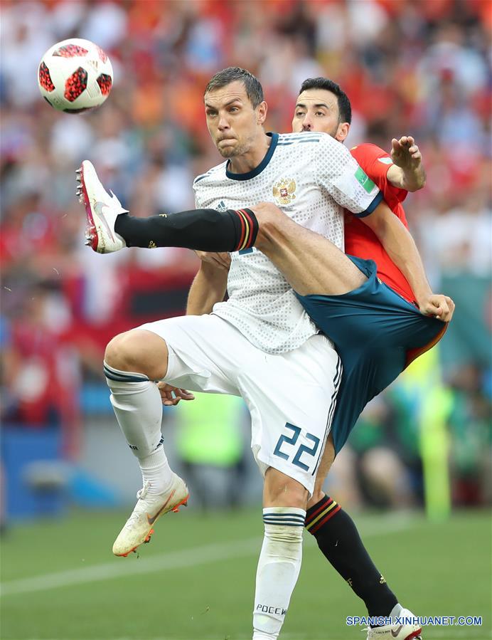 El jugador Artem Dzyuba (i), de Rusia, disputa el balón durante el partido de octavos de final de la Copa Mundial de la FIFA Rusia 2018, ante Espa?a, en Moscú, Rusia, el 1 de julio de 2018. (Xinhua/Xu Zijian)