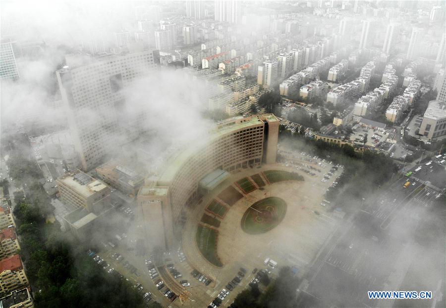 La niebla de verano envuelve Qingdao