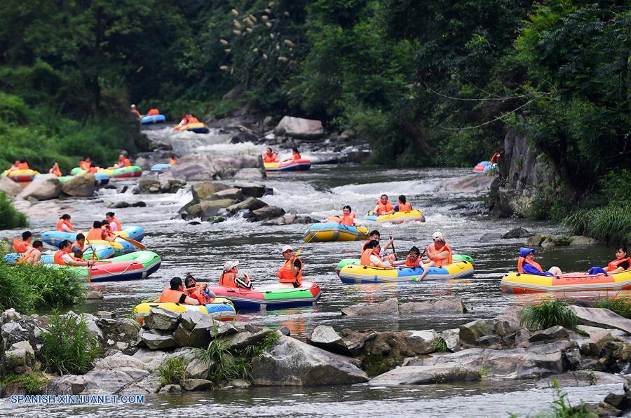 Jiangxi: Personas se refrescan emprendiendo actividades acuáticas