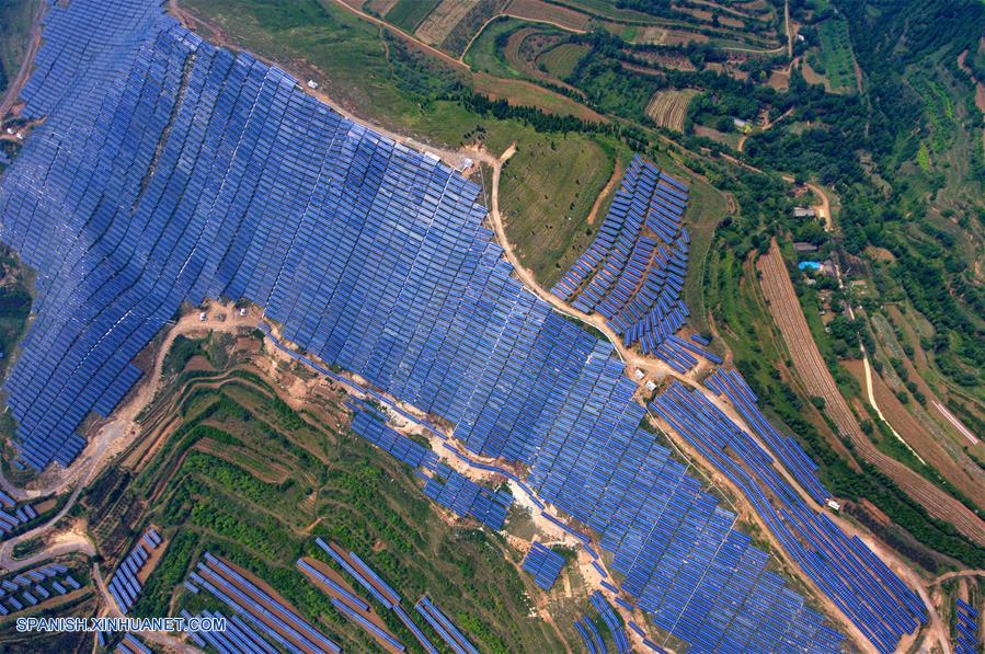 Shanxi: Vista aérea de una planta de energía fotovoltaica