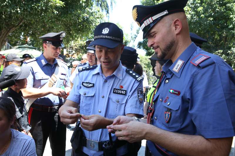 Policías italianos patrullan la zona del Lago del Oeste, Hangzhou, capital de la provincia de Zhejiang. [Foto: proporcionada por la Oficina de Seguridad Pública de Hangzhou]