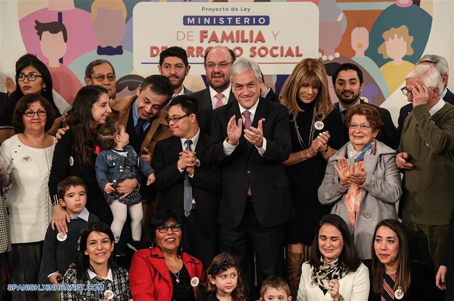 SANTIAGO, julio 26, 2018 (Xinhua) -- El presidente de Chile, Sebastián Pi?era (c), posa para una fotografía grupal después de firmar el proyecto de ley para la creación del Ministerio de Familia y Desarrollo Social, en el Palacio de La Moneda, en Santiago, capital de Chile, el 26 de julio de 2018. (Xinhua/Jorge Villegas)