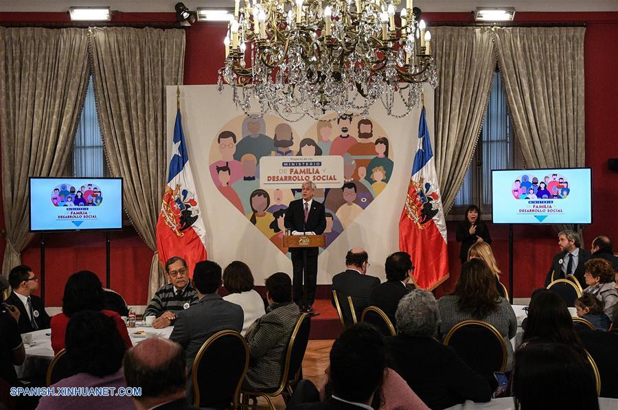 SANTIAGO, julio 26, 2018 (Xinhua) -- El presidente de Chile, Sebastián Pi?era (c-atrás), pronuncia un discurso después de firmar el proyecto de ley para la creación del Ministerio de Familia y Desarrollo Social, en el Palacio de La Moneda, en Santiago, capital de Chile, el 26 de julio de 2018. (Xinhua/Jorge Villegas)