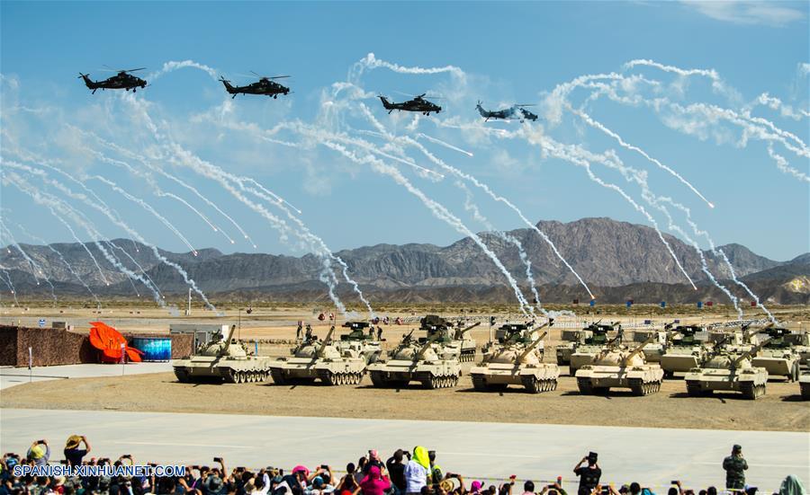 Cuatro helicópteros realizan un espectáculo durante la ceremonia de inauguración de los Juegos Militares Internacionales 2018, en Korla, en la región autónoma uygur de Xinjiang, en el noroeste de China, el 29 de julio de 2018. Cuatro competencias de los Juegos Militares Internacionales 2018 empezaron el domingo en la región autónoma uygur de Xinjiang, en el noroeste de China, y en la provincia de Fujian, en el este del país. (Xinhua/Jiang Wenyao)