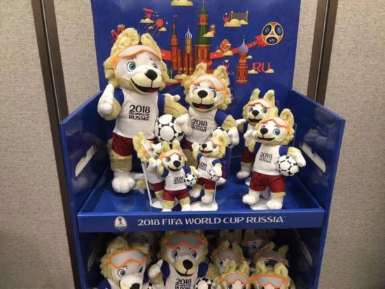 Productos con la mascota oficial de la Copa del Mundo de Fútbol 2018 se exhiben en Hangzhou, provincia de Zhejiang. Una empresa con sede en Hangzhou adquirió los derechos de producir y vender los productos oficiales autorizados de la Copa del Mundo. Zhejiang, 31 de mayo del 2018. [Foto: VCG]