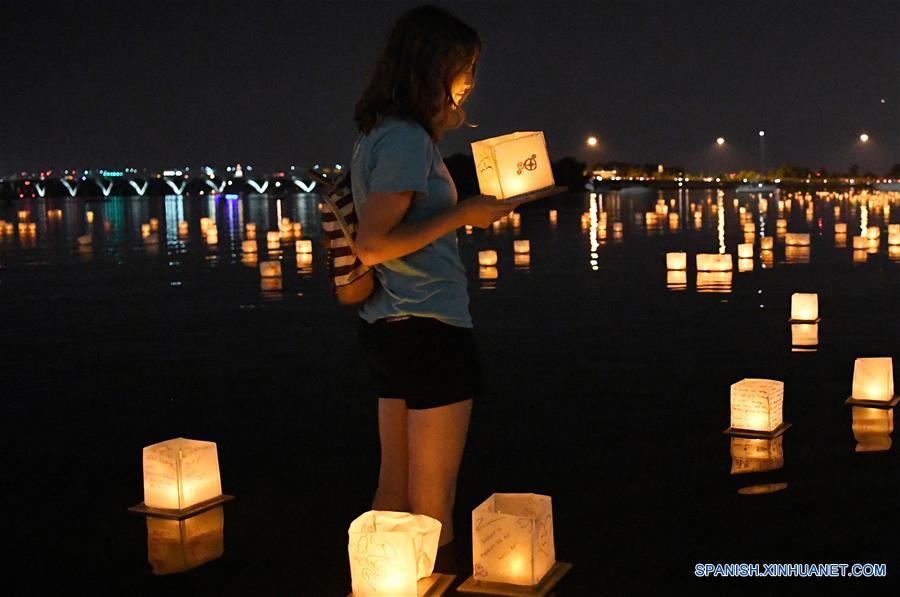 MARYLAND, agosto 5, 2018 (Xinhua) -- Imagen del 4 de agosto de 2018 de una ni?a sosteniendo una linterna de agua durante un festival de linternas de agua, en el Puerto Nacional, en Maryland, Estados Unidos. Las linternas fueron puestas a flote el sábado para iluminar el Río Potomac con motivo del Festival de Linternas de Agua, creando una muestra espectacular de luces. (Xinhua/Liu Jie)