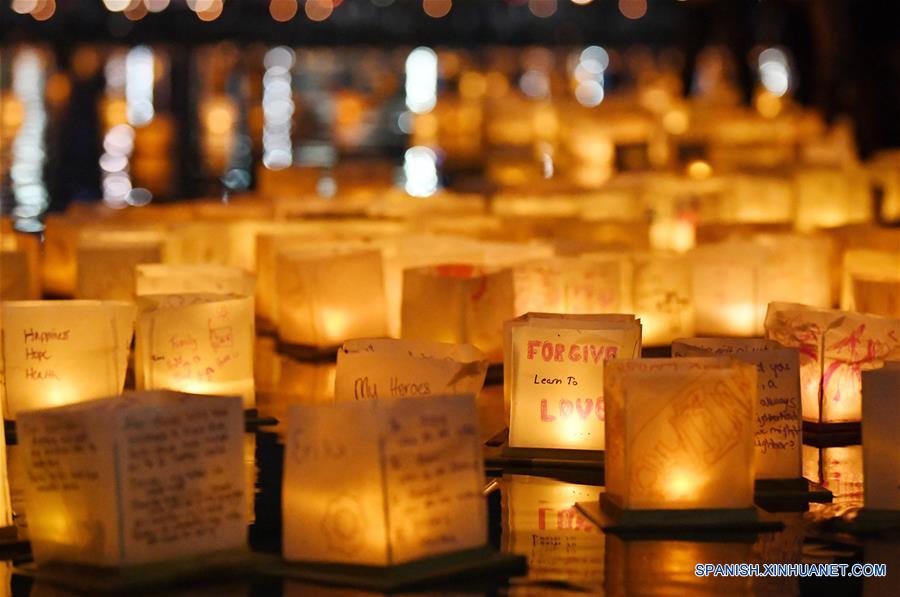 MARYLAND, agosto 5, 2018 (Xinhua) -- Imagen del 4 de agosto de 2018 de linternas de agua flotando durante un festival de linternas de agua, en el Puerto Nacional, en Maryland, Estados Unidos. Las linternas fueron puestas a flote el sábado para iluminar el Río Potomac con motivo del Festival de Linternas de Agua, creando una muestra espectacular de luces. (Xinhua/Liu Jie)