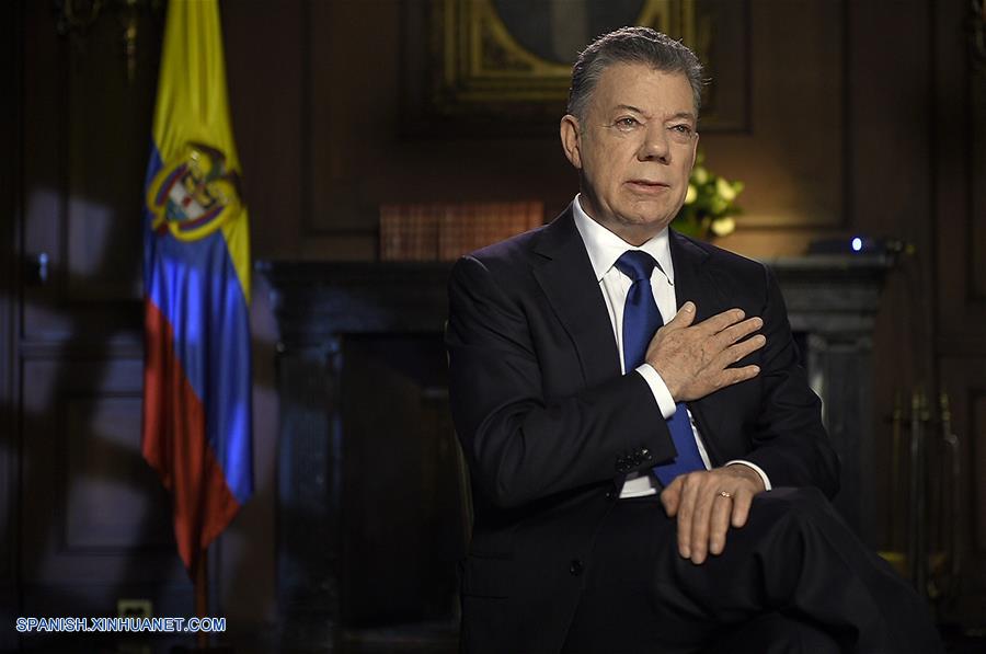 BOGOTA, agosto 6, 2018 (Xinhua) -- Imagen cedida por la Presidencia de Colombia, del presidente colombiano, Juan Manuel Santos, pronunciando su alocución final antes de dejar la Presidencia, en Bogotá, capital de Colombia, el 6 de agosto de 2018. De acuerdo con información de la prensa local, Santos dejará el martes la Presidencia colombiana después de ocho a?os de mandato. (Xinhua/Efraín Herrera/Presidencia de Colombia)