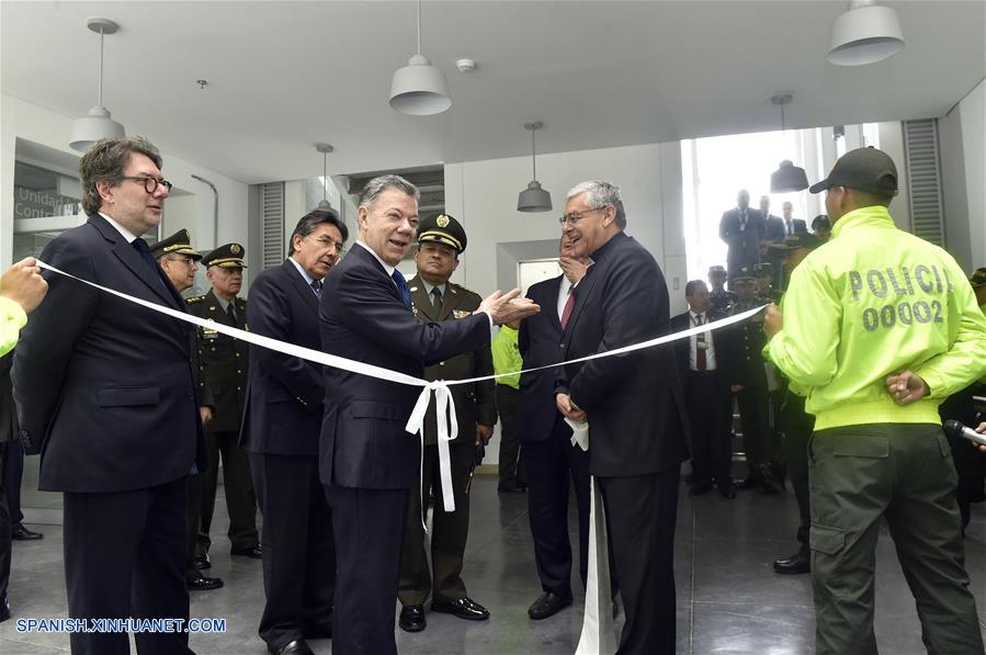 BOGOTA, agosto 6, 2018 (Xinhua) -- Imagen cedida por la Presidencia de Colombia, del presidente colombiano, Juan Manuel Santos (c-frente), participando durante la entrega de obras del Centro de Ciberseguridad, en Bogotá, capital de Colombia, el 6 de agosto de 2018. De acuerdo con información de la prensa local, Santos dejará el martes la Presidencia colombiana después de ocho a?os de mandato. (Xinhua/Mónica González/Presidencia de Colombia)