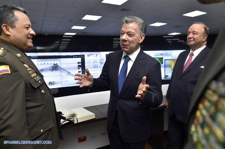 BOGOTA, agosto 6, 2018 (Xinhua) -- Imagen cedida por la Presidencia de Colombia, del presidente colombiano, Juan Manuel Santos (c), acompa?ado por el ministro de Defensa, Luis Carlos Villegas (d), participando durante la entrega de obras del Centro de Ciberseguridad, en Bogotá, capital de Colombia, el 6 de agosto de 2018. De acuerdo con información de la prensa local, Santos dejará el martes la Presidencia colombiana después de ocho a?os de mandato. (Xinhua/Mónica González/Presidencia de Colombia)