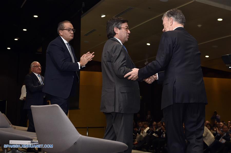 BOGOTA, agosto 6, 2018 (Xinhua) -- Imagen cedida por la Presidencia de Colombia, del presidente colombiano, Juan Manuel Santos (c), saludando al presidente del Banco Interamericano de Desarrollo (BID), Luis Alberto Moreno (2-d), durante el foro sobre entidades de control del Estado, en Bogotá, capital de Colombia, el 6 de agosto de 2018. De acuerdo con información de la prensa local, Santos dejará el martes la Presidencia colombiana después de ocho a?os de mandato. (Xinhua/César Carrión /Presidencia de Colombia)