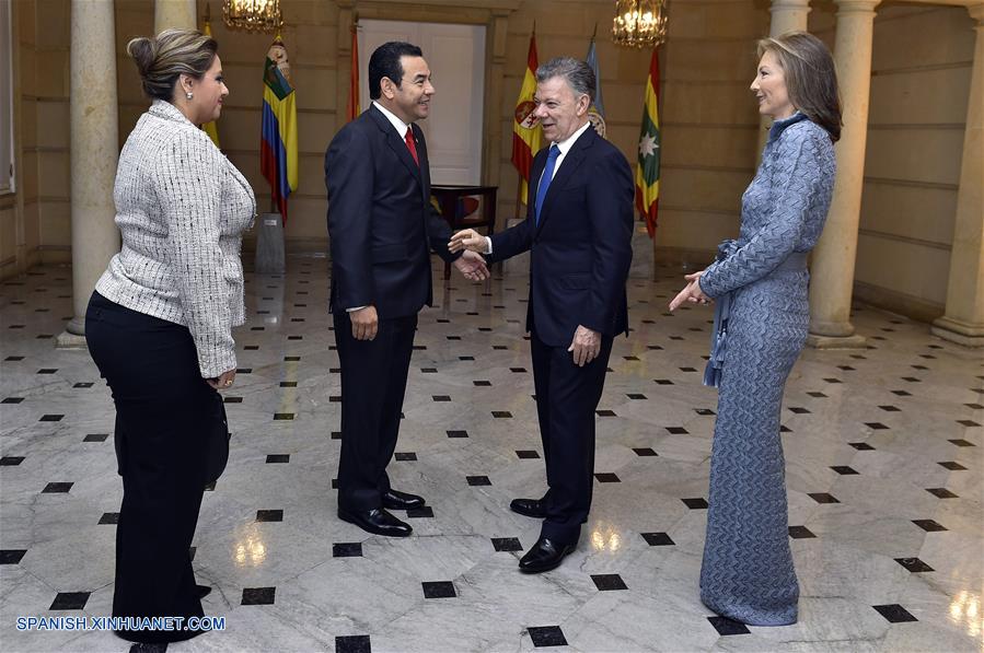 BOGOTA, agosto 6, 2018 (Xinhua) -- Imagen cedida por la Presidencia de Colombia, del presidente colombiano, Juan Manuel Santos (2-d), acompa?ado por su esposa María Clemencia Rodríguez (d), recibiendo a su homólogo de Guatemala, Jimmy Morales (2-i), previo a la cena en honor a los jefes de Estado y de Gobierno que participarán en la ceremonia de posesión presidencial, en Bogotá, capital de Colombia, el 6 de agosto de 2018. De acuerdo con información de la prensa local, Santos dejará el martes la Presidencia colombiana después de ocho a?os de mandato, e Iván Duque tomará posesión del cargo. (Xinhua/Efraín Herrera/Presidencia de Colombia)
