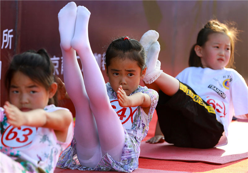 Residentes practican yoga en Yugouliang, aldea situada en Zhangjiakou, provincia de Hebei, 3 de agosto del 2018. [Foto: Zhu Xingxin]