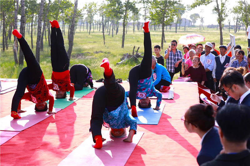 Residentes practican yoga en Yugouliang, aldea situada en Zhangjiakou, provincia de Hebei, 3 de agosto del 2018. [Foto: Zhu Xingxin]