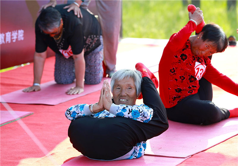 Residentes practican yoga en Yugouliang, aldea situada en Zhangjiakou, provincia de Hebei, 3 de agosto del 2018. [Foto: Zhu Xingxin]