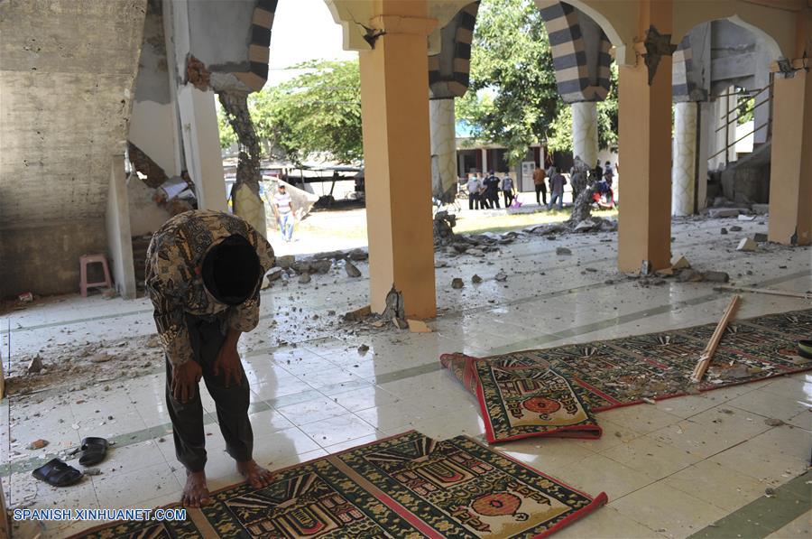 LOMBOK, agosto 8, 2018 (Xinhua) -- Un hombre ora en el interior de una mezquita da?ada después de un terremoto, en Lombok Septentrional, en la provincia de Nusa Tenggara Occidental, Indonesia, el 8 de agosto de 2018. (Xinhua/Zulkarnain)
