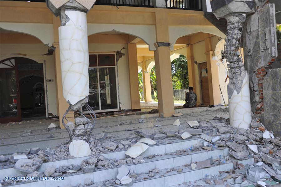 LOMBOK, agosto 8, 2018 (Xinhua) -- Un hombre ora en el interior de una mezquita da?ada después de un terremoto, en Lombok Septentrional, en la provincia de Nusa Tenggara Occidental, Indonesia, el 8 de agosto de 2018. (Xinhua/Zulkarnain)