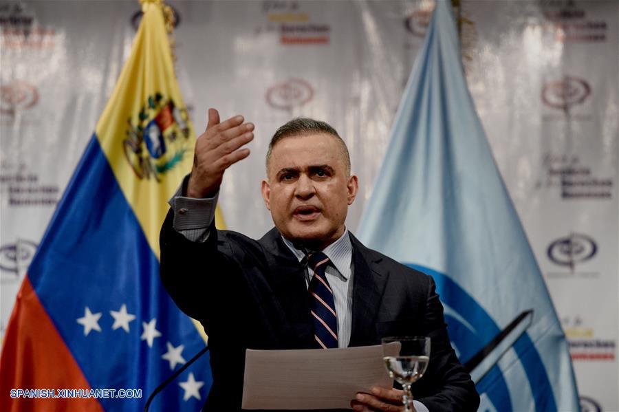 CARACAS, agosto 8, 2018 (Xinhua) -- El fiscal general de Venezuela, Tarek William Saab, participa en una conferencia de prensa en la sede del Ministerio Público en Caracas, Venezuela, el 8 de agosto de 2018. El fiscal general de Venezuela, Tarek William Saab, informó el miércoles que solicitarán a Colombia y Estados Unidos "toda su cooperación" para extraditar a los venezolanos implicados en el atentado contra el presidente venezolano, Nicolás Maduro. (Xinhua/Boris Vergara)