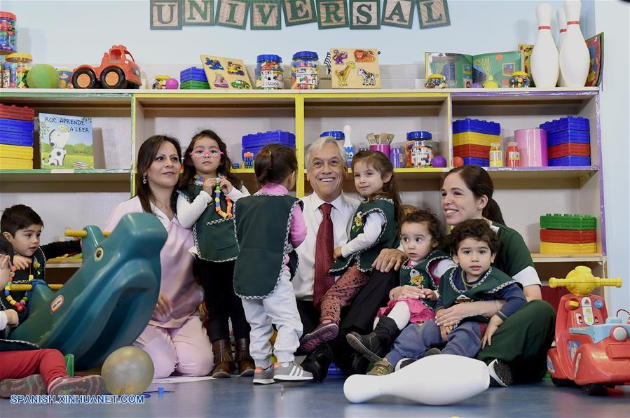 SANTIAGO, agosto 8, 2018 (Xinhua) -- Imagen cedida por la Presidencia de Chile, del presidente chileno, Sebastián Pi?era (c), participando durante el anuncio del proyecto de Ley de Sala Cuna Universal, en Santiago, capital de Chile, el 8 de agosto de 2018. El presidente de Chile, Sebastián Pi?era, presentó el miércoles un proyecto de ley que busca establecer como derecho universal el acceso a guarderías para los hijos de las madres y padres chilenos durante sus horas de trabajo. (Xinhua/Alex Iba?ez/Presidencia de México)