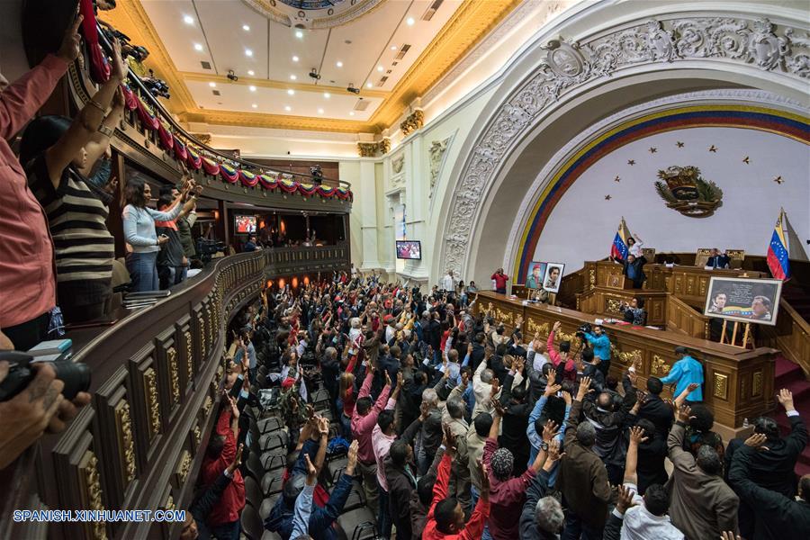 CARACAS, agosto 8, 2018 (Xinhua) -- Diputados participan durante una sesión ordinaria de la Asamblea Nacional Constituyente (ANC) de Venezuela, en el Palacio Federal Legislativo en Caracas, Venezuela, el 8 de agosto del 2018. La ANC de Venezuela decidió el miércoles allanar la inmunidad parlamentaria a dos diputados de la Asamblea Nacional (AN), actualmente en desacato, quienes presuntamente están implicados en el atentado contra el presidente venezolano, Nicolás Maduro. (Xinhua/Marcos Salgado)