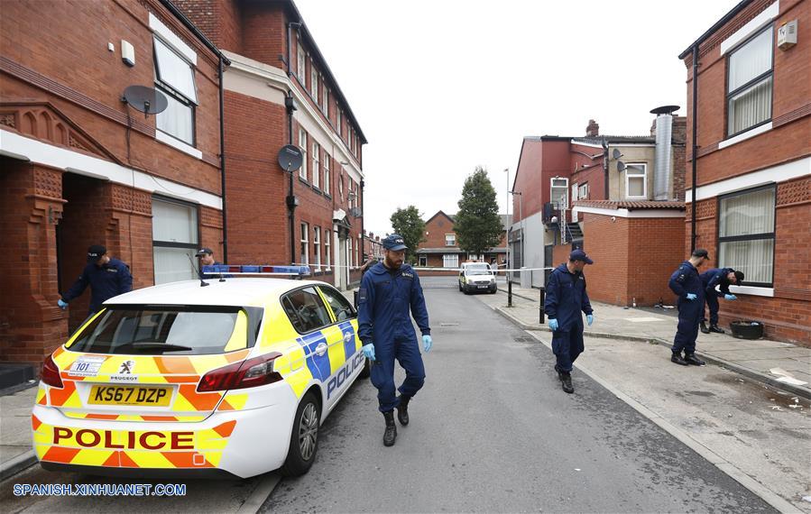 MANCHESTER, agosto 12, 2018 (Xinhua) -- Policías investigan el sitio donde ocurrió un tiroteo masivo, en el área de Moss Side, Manchester, Reino Unido, el 12 de agosto de 2018. Un tiroteo masivo en la ciudad británica de Manchester ha dejado a 10 personas heridas la ma?ana del domingo, dijeron las autoridades locales. (Xinhua/Ed Sykes)